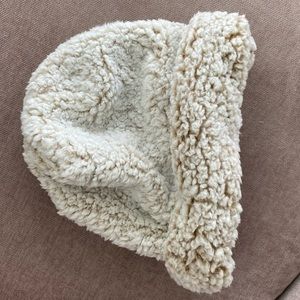 Teddy Beanie Urban Outfitters
